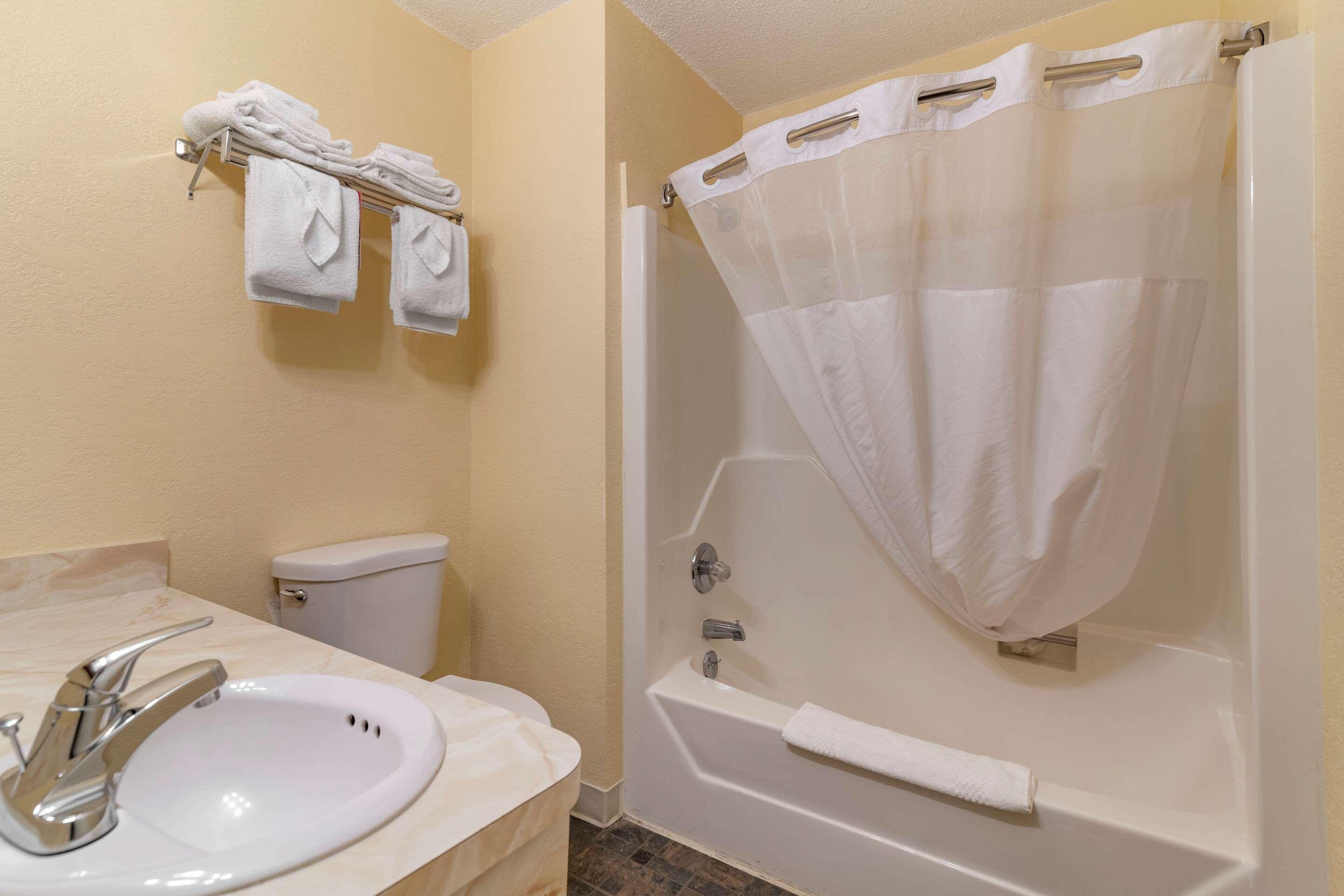 Rodeway Inn Lake George Outlets Zewnętrze zdjęcie